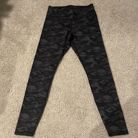 Fabletics Black Camo Leggings EUC - Picture 3 of 7